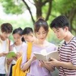 摄图网_501012426_banner_学生在校园看书（非企业商用）